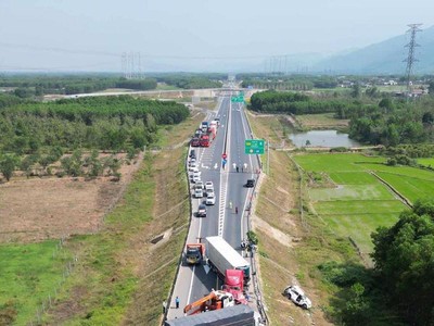 Sau vụ tai nạn giao thông trên cao tốc Cam Lộ - La Sơn khu vực TP Huế hôm 18/2, Thủ tướng chỉ đạo khẩn trương rà soát để đầu tư sớm nhất các tuyến đường bộ cao tốc quy mô 2 làn xe.