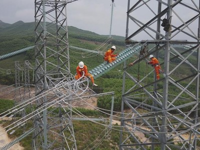 Dự án đường dây 500kV mạch 3 kéo dài sẽ làm tăng thêm năng lực truyền tải giữa miền Trung và miền Bắc.