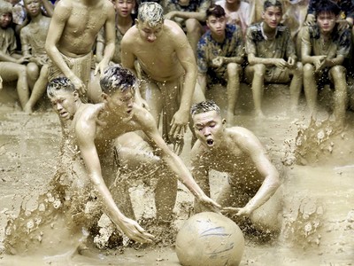 Độc đáo lễ hội vật cầu bùn ở Bắc Giang