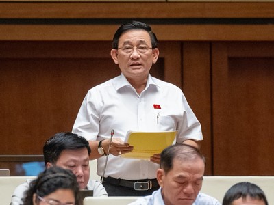 Đại biểu Trần Quốc Tuấn (Đoàn ĐBQH tỉnh Trà Vinh) phát biểu tại Hội trường sáng 25/5