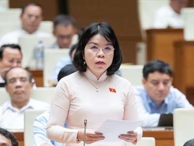 Đại biểu Nguyễn Thị Ngọc Xuân (đoàn Bình Dương) đề nghị Chính phủ có báo cáo chuyên đề về cải cách hành chính trình Quốc hội hàng năm.