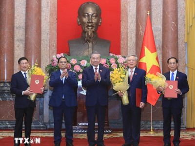 Tổng Bí thư, Chủ tịch nước Tô Lâm trao Quyết định bổ nhiệm; Thủ tướng Phạm Minh Chính tặng hoa chúc mừng các Phó Thủ tướng Nguyễn Hòa Bình, Bùi Thanh Sơn và Hồ Đức Phớc tối 26/8 (Ảnh: TTXVN)