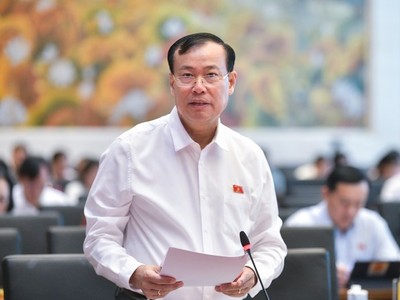 Chủ nhiệm Ủy ban Quốc phòng và An ninh Lê Tấn Tới báo cáo về dự án Luật PCCC và CNCH sáng 28/8.