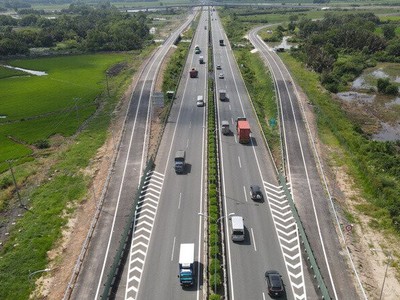 Chính thức thu phí cao tốc do Nhà nước đầu tư: Mức cao nhất 5.200 đồng/km, thấp nhất 900 đồng/km