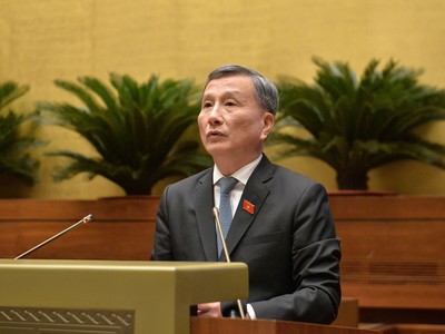 Ông Lê Quang Huy, Chủ nhiệm Ủy ban Khoa học, Công nghệ và Môi trường của Quốc hội trình bày báo cáo thẩm tra dự án Luật Điện lực (sửa đổi) chiều 21/10.