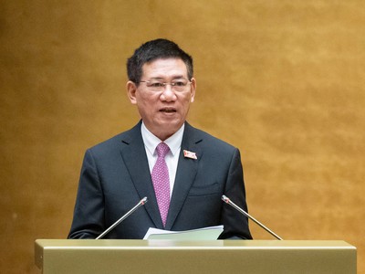 Phó Thủ tướng Chính phủ, Bộ trưởng Bộ Tài chính Hồ Đức Phớc trình bày các báo cáo ngân sách trước Quốc hội sáng 22/10 (Ảnh; quochoi.vn)