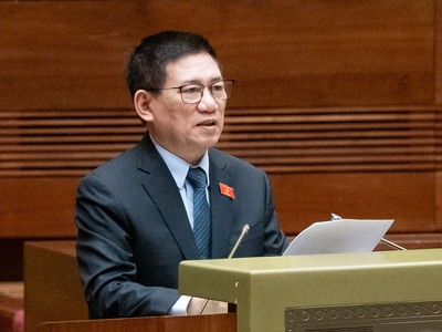 Phó thủ tướng, Bộ trưởng Bộ Tài chính Hồ Đức Phớc trình bày Tờ trình bổ sung vốn nhà nước cho VCB trước Quốc hội chiều 23/10