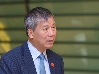 Đại biểu Quốc hội Nguyễn Anh Trí (đoàn Hà Nội) trả lời báo chí bên hành lang Quốc hội.