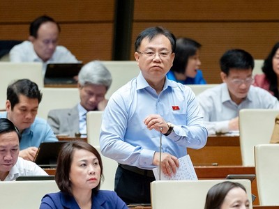 Đại biểu Nguyễn Công Long (đoàn Đồng Nai phát biểu tại hội trường sáng 7/11