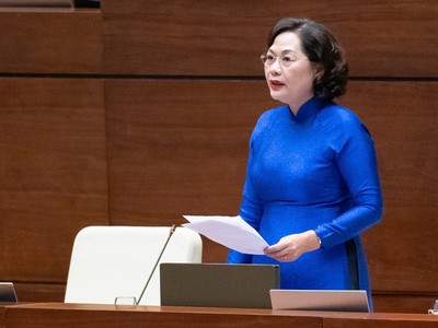 Thống đốc NHNN Nguyễn Thị Hồng trả lời chất vấn tại hội trường sáng 11/11.