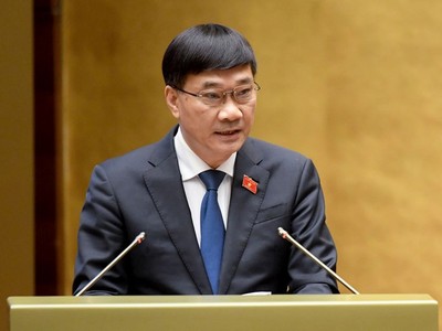 Chủ nhiệm Uỷ ban Kinh tế Quốc hội Vũ Hồng Thanh trình bày báo cáo thẩm tra dự thảo Nghị quyết sáng 13/11.