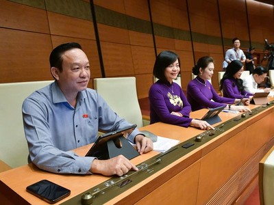 Các đại biểu biểu quyết thông qua Luật sửa đổi, bổ sung một số điều của Luật Dược chiều 21/11.