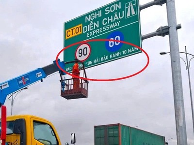 Biển báo có nội dung được cho là quảng cáo của Tập đoàn Sơn Hải gắn trên biển báo cao tốc Nghi Sơn - Diễn Châu (hiện đã bị xóa bỏ).