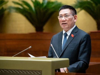 Phó Thủ tướng, Bộ trưởng Bộ Tài chính Hồ Đức Phớc trình bày tờ trình dự án Nghị quyết của Quốc hội về giảm thuế giá trị gia tăng chiều 28/11.