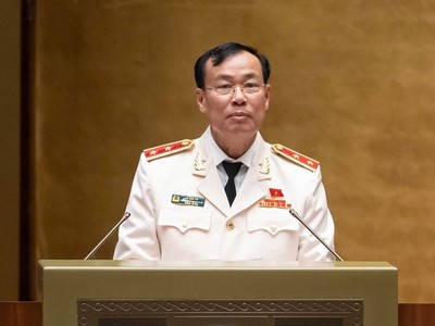 Chủ nhiệm Ủy ban Quốc phòng và An ninh Lê Tấn Tới phát biểu giải trình dự án Luật Dữ liệu chiều 30/11