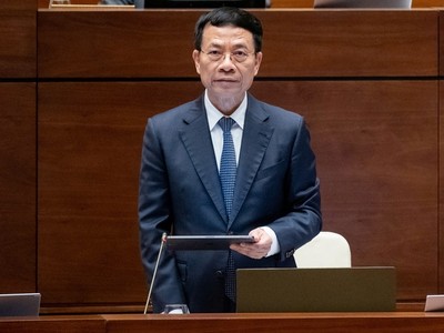 Bộ trưởng Bộ Thông tin và Truyền thông Nguyễn Mạnh Hùng phát biểu tiếp thu, giải trình dự án Luật Công nghiệp công nghệ số sáng 30/11