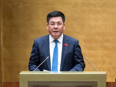 Bộ trưởng Bộ Công thương Nguyễn Hồng Diên trình bày trước Quốc hội sáng 14/2.