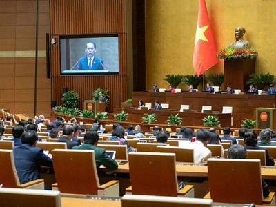 Quốc hội nghe Ủy viên Ủy ban Thường vụ Quốc hội, Chủ nhiệm Ủy ban Pháp luật và Tư pháp Hoàng Thanh Tùng trình bày báo cáo tiếp thu dự thảo Nghị quyết.