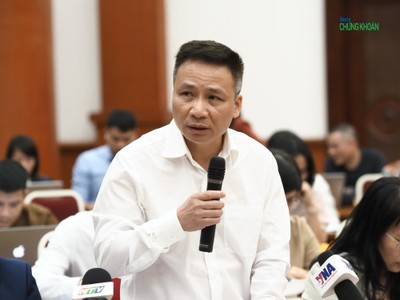 Ông Hà Duy Tùng, Phó chủ tịch Ủy ban Chứng khoán Nhà nước trả lời tại họp báo chiều 3/4 (Ảnh: M.M)