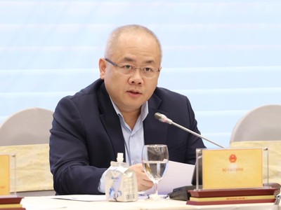 Thứ trưởng Bộ Tài chính Đỗ Thành Trung phát biểu tại họp báo Chính phủ chiều 6/4.