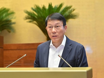 Đại tướng Lương Tam Quang, Bộ trưởng Bộ Công an trình bày Tờ trình dự án Luật sửa đổi, bổ sung một số điều của Bộ luật Hình sự sáng 20/5 (Ảnh: QH)