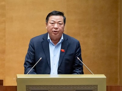 Bộ trưởng Bộ Xây dựng Trần Hồng Minh trình bày dự thảo Nghị quyết sáng 20/5 (Ảnh: QH)