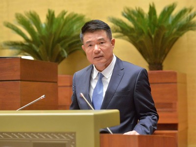 Viện trưởng Viện Kiểm sát nhân dân tối cao Nguyễn Huy Tiến trình bày Tờ trình dự thảo Luật sáng 20/5 (Ảnh: QH)