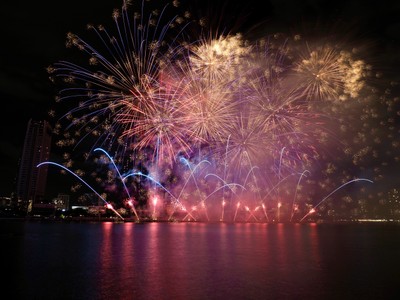 Màn trình diễn pháo hoa với chủ đề "Hòa ca ánh sáng - Khai mở tương lai" của đội pháo hoá Martarello Group S.R.L đến từ nước Ý tại DIFF 2025 đêm 28/6 (Ảnh: H. Yến)