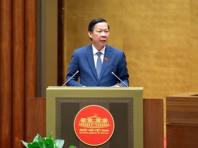 Chủ nhiệm Uỷ ban Kinh tế Tài chính của Quốc hội Phan Văn Mãi trình bày báo cáo thẩm tra các báo cáo kinh tế xã hội của Chính phủ sáng 20/10 (Ảnh: quochoi.vn)