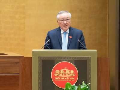 Phó Thủ tướng Thường trực Chính phủ Nguyễn Hòa Bình trình bày Báo cáo tổng kết công tác nhiệm kỳ 2021-2026 của Chính phủ chiều 20/10 (Ảnh: quochoi.vn)