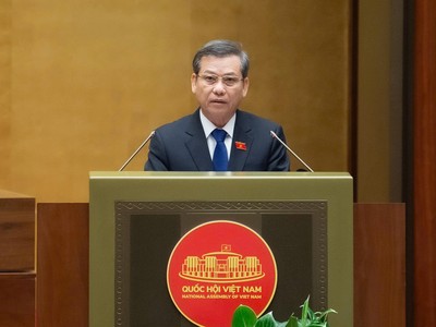 Ông Lê Minh Trí, Chánh án Tòa án nhân dân tối cao trình bày Tờ trình dự án Luật Phá sản (Ảnh: Quốc hội)