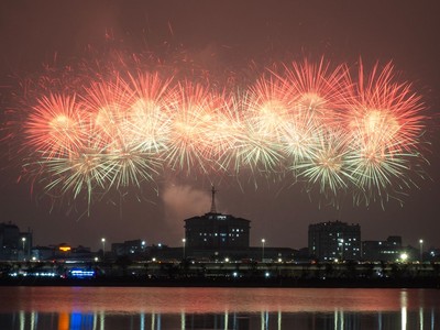 Lần đầu tiên Thủ đô Hà Nội tổ chức một sự kiện văn hóa – chính trị kết hợp trình diễn pháo hoa nghệ thuật quy mô 25.000 người