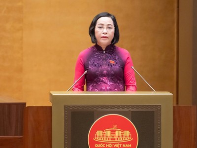 Phó Chủ tịch Quốc hội khoá XV Nguyễn Thị Thanh trình bày Báo cáo tóm tắt tổng kết cuộc bầu cử đại biểu Quốc hội khóa XVI và đại biểu Hội đồng nhân dân các cấp nhiệm kỳ 2026 - 2031 sáng 6/4 (Ảnh: Quốc hội)