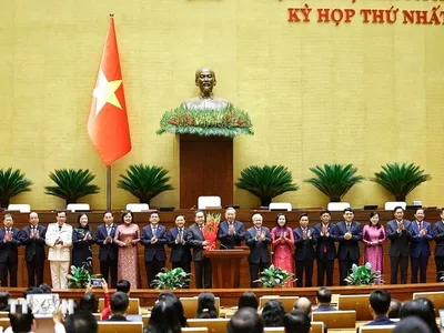 Tổng Bí thư Tô Lâm thay mặt các đại biểu Quốc hội khóa XVI tặng hoa chúc mừng Chủ tịch Quốc hội Trần Thanh Mẫn, các Phó Chủ tịch Quốc hội và Ủy viên Ủy ban Thường vụ Quốc hội (Ảnh: TTXVN)