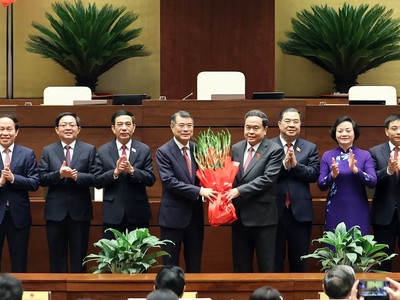 Chủ tịch Quốc hội Trần Thanh Mẫn tặng hoa chúc mừng Thủ tướng Lê Minh Hưng và 6 Phó Thủ tướng Chính phủ nhiệm kỳ 2026-2031 - Ảnh: Chinhphu.vn