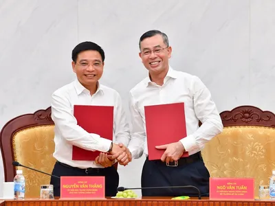 Phó thủ tướng Nguyễn Văn Thắng bàn giao nhiệm vụ quản lý Bộ Tài chính cho tân Bộ trưởng Bộ Tài chính Văn Tuấn chiều 8/4 (Ảnh: BTC)