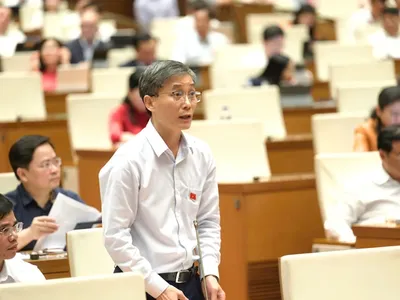 Đại biểu Nguyễn Khánh Ngọc (đoàn Đà Nẵng) phát biểu tại hội trường chiều 11/4 