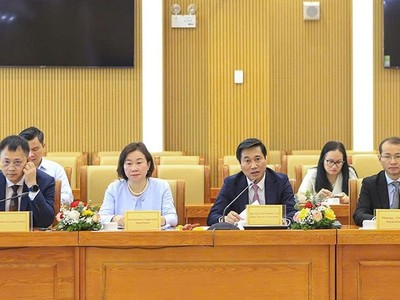 Thứ trưởng Bộ Xây dựng Nguyễn Tường Văn (người thứ 3 từ trái sang) tại buổi tiếp Đoàn doanh nghiệp thuộc Hội đồng Kinh doanh Hoa Kỳ - ASEAN sáng 16/4