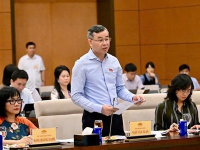 Bộ trưởng Bộ Tài chính Ngô Văn Tuấn báo cáo tại phiên họp 