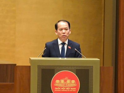 Bộ trưởng Bộ Tư pháp Hoàng Thanh Tùng trình bày báo cáo tiếp thu, giải trình, chỉnh lý dự thảo luật trước khi Quốc hội ấn nút thông qua vào chiều 23/4