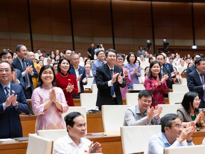Đoàn đại biểu Quốc hội TP Hà Nội vui mừng khi dự thảo Luật Thủ đô (sửa đổi) được Quốc hội thông qua chiều 23/4