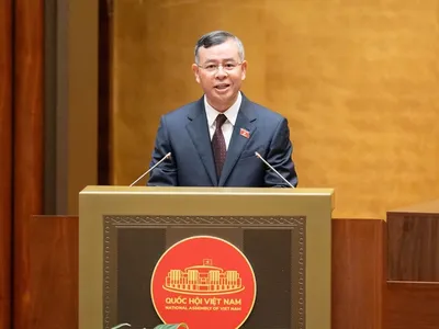 Bộ trưởng Bộ Tài chính Ngô Văn Tuấn trình bày báo cáo tiếp thu giải thích dự án Luật sáng 24/4 (Ảnh: Quốc hội).