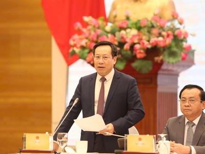 Thứ trưởng Bộ Y tế Lê Đức Luận thông tin tại buổi họp báo Chính phủ tối 4/5 - Ảnh: Đức Minh TBTC