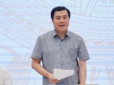 Thứ trưởng Bộ Công Thương Nguyễn Sinh Nhật Tân nói về giám sát chất lượng xăng E10 tại Họp báo Chính phủ chiều 3/6 (Ảnh: M.M)