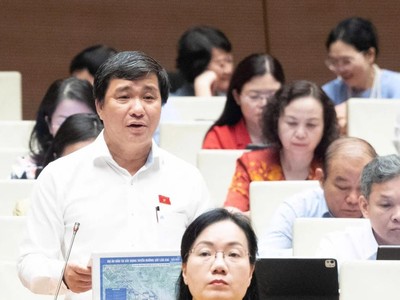 Đại biểu Dương Minh Tuấn (đoàn TP HCM) đề nghị làm rõ tỉ lệ nội địa hóa sau khi dự án đường sắt Lào Cai - Hà Nội - Hải Phòng được tăng vốn thêm 86.000 tỷ đồng.