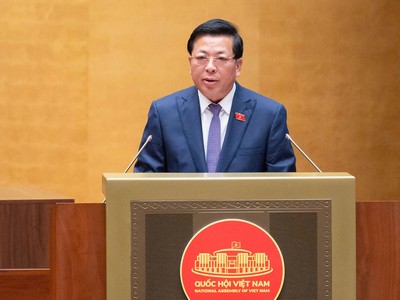 Bộ trưởng Bộ Xây dựng Trần Hồng Minh trình bày Tờ trình về định hướng chính sách sửa đổi Luật Kinh doanh bất động sản