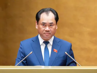 Bộ trưởng Bộ Nông nghiệp và Môi trường Trịnh Việt Hùng trình bày Tờ trình về định hướng chính sách sửa đổi Luật Đất đai 2024 tại Quốc hội sáng 19/8.