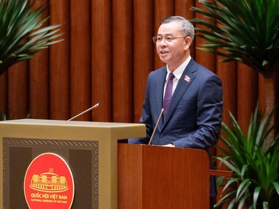 Bộ trưởng Bộ Tài chính Ngô Văn Tuấn báo cáo trước Quốc hội về Nghị quyết tách Dự án Điện hạt nhân Ninh Thuận thành các dự án độc lập chiều 24/8.