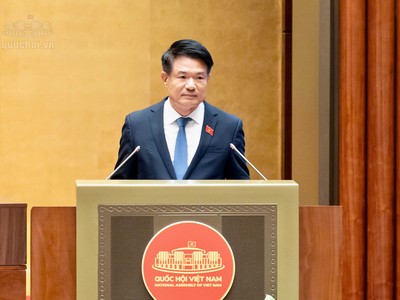 Viện trưởng Viện Kiểm sát nhân dân tối cao Nguyễn Huy Tiến trình bày trước Quốc hội sáng 18/10. Ảnh: quochoi.vn