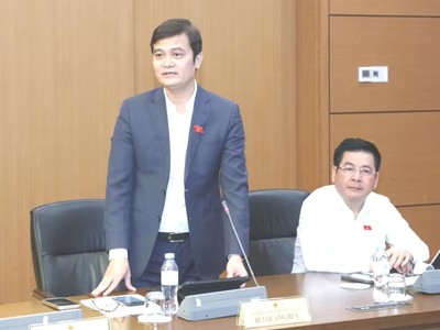 Đại biểu Bùi Quang Huy (đoàn Gia Lai) phát biểu tại thảo luận tổ chiều 19/10.